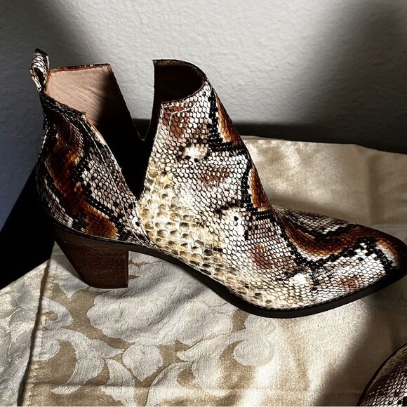 Very Volatile LA Faux python  Booties 8.5 - Picture 11 of 16